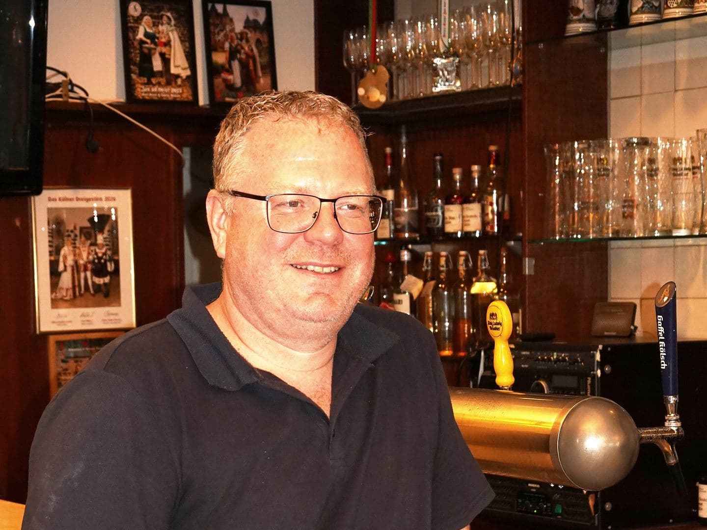 Sebastian Muscheid, Inhaber des Brauhaus Goldener Pflug, an der Theke