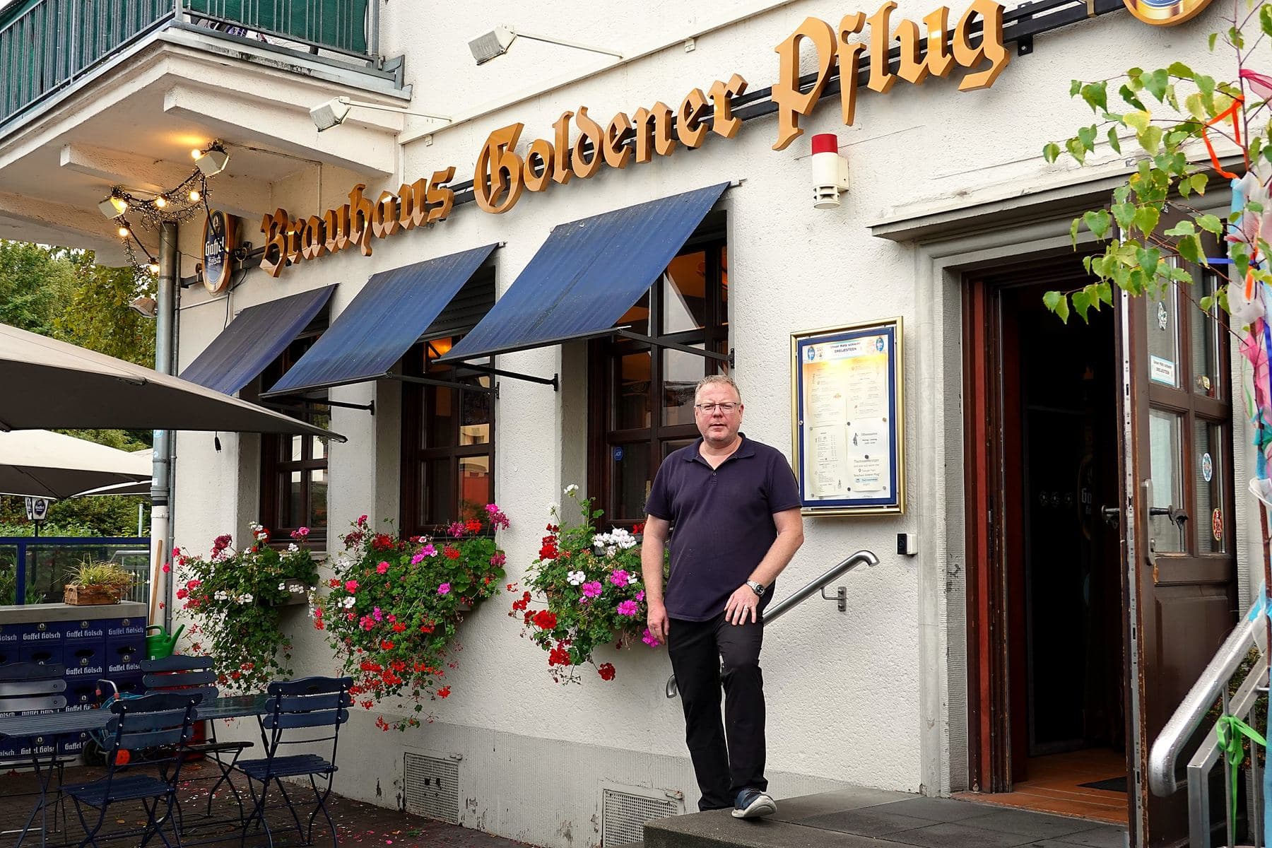Inhaber Sebastian Muscheid vor dem Brauhaus